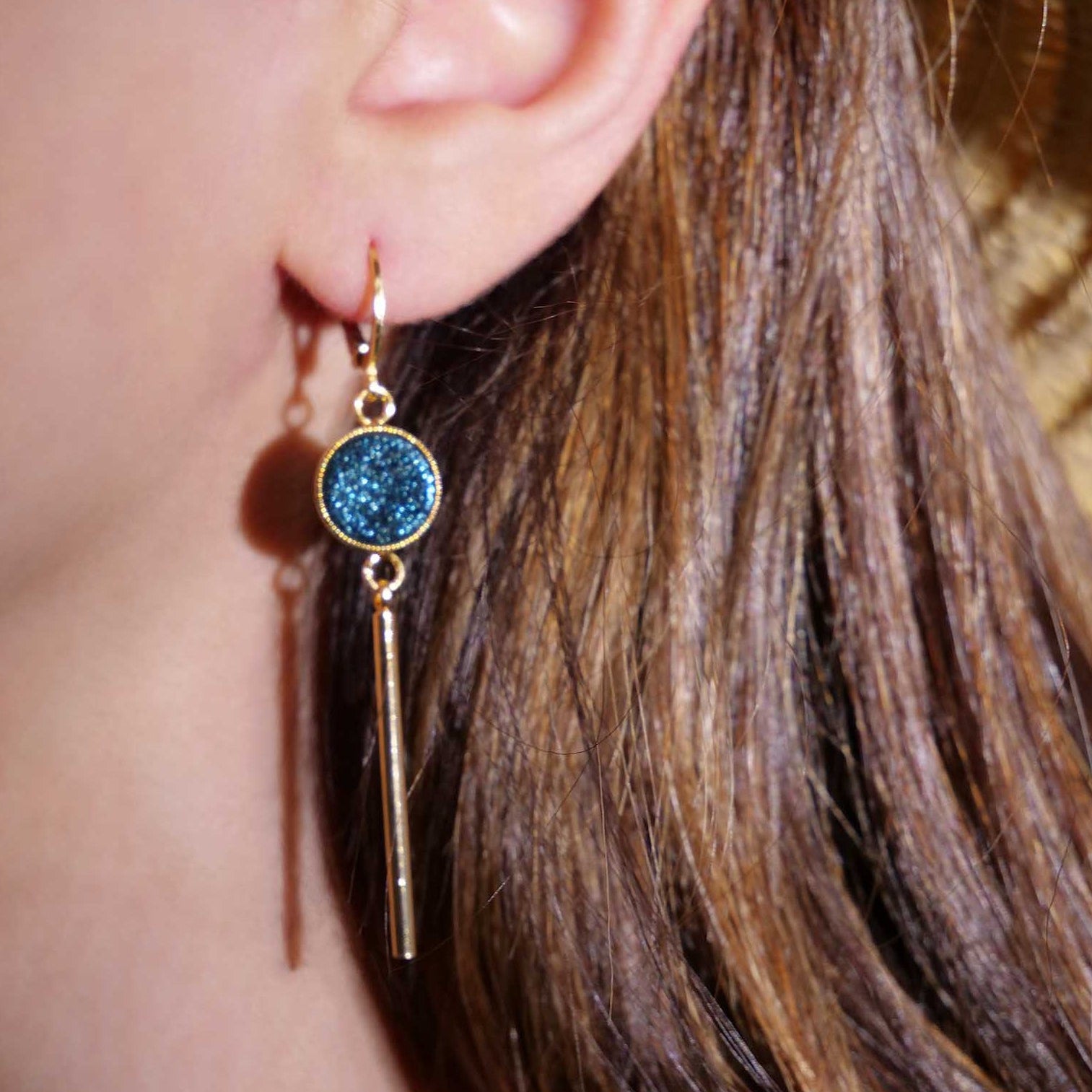 boucles d'oreilles pendantes dormeuses fines cuir bleu pailleté