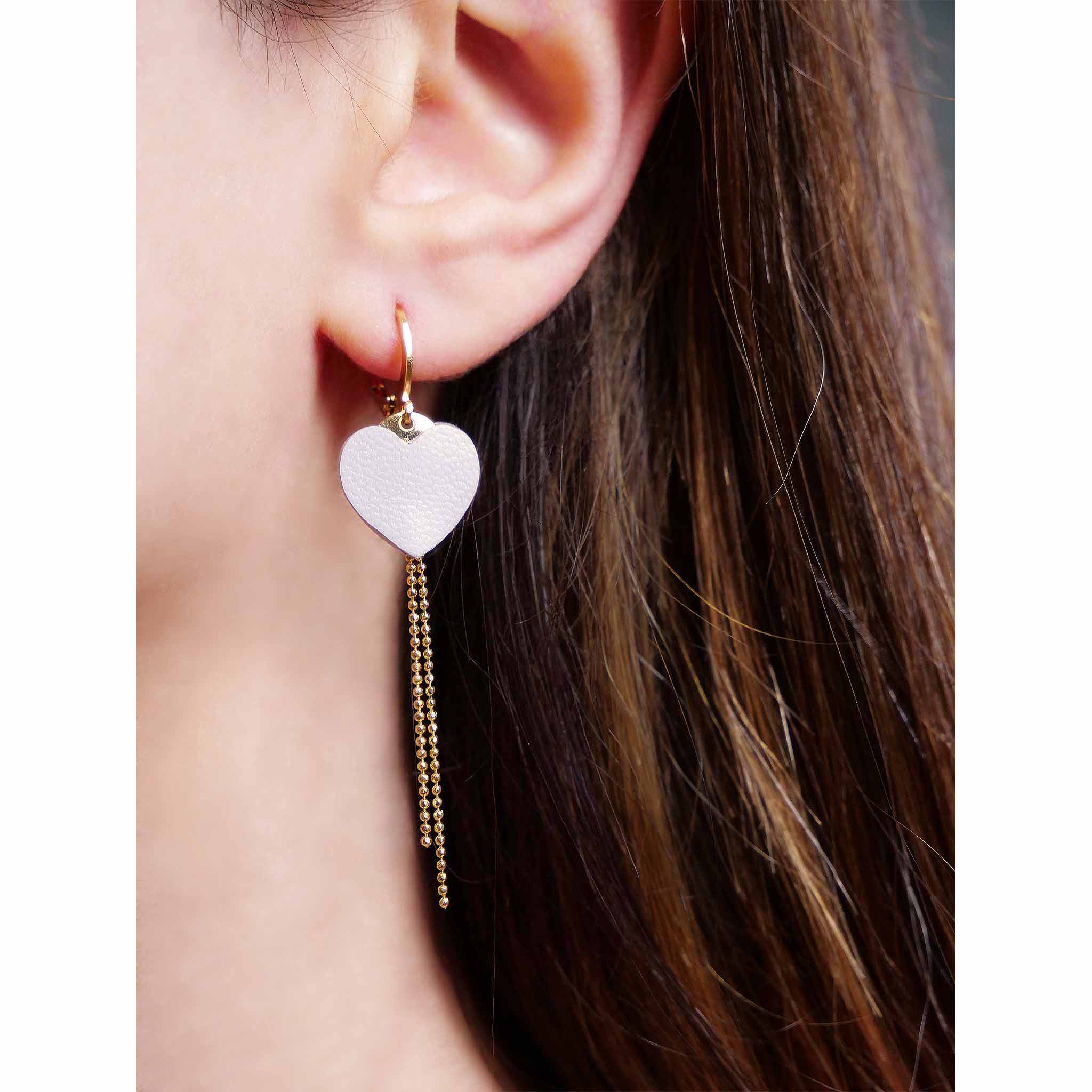 fines boucles d'oreilles dorées cœur cuir blanc cassé nacré