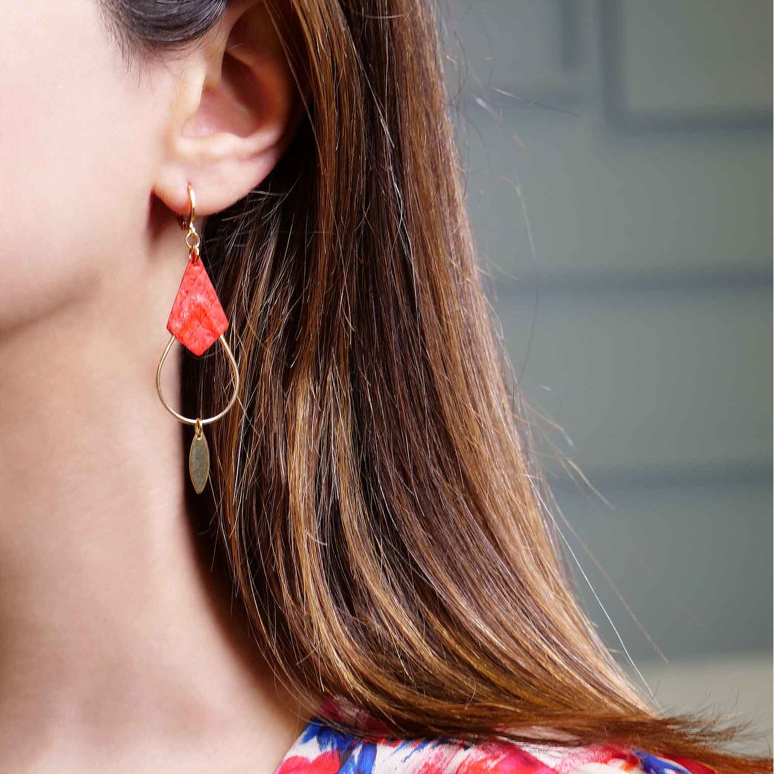 boucles d'oreilles longues fines dorées cuir marin saumon rouge cardinal
