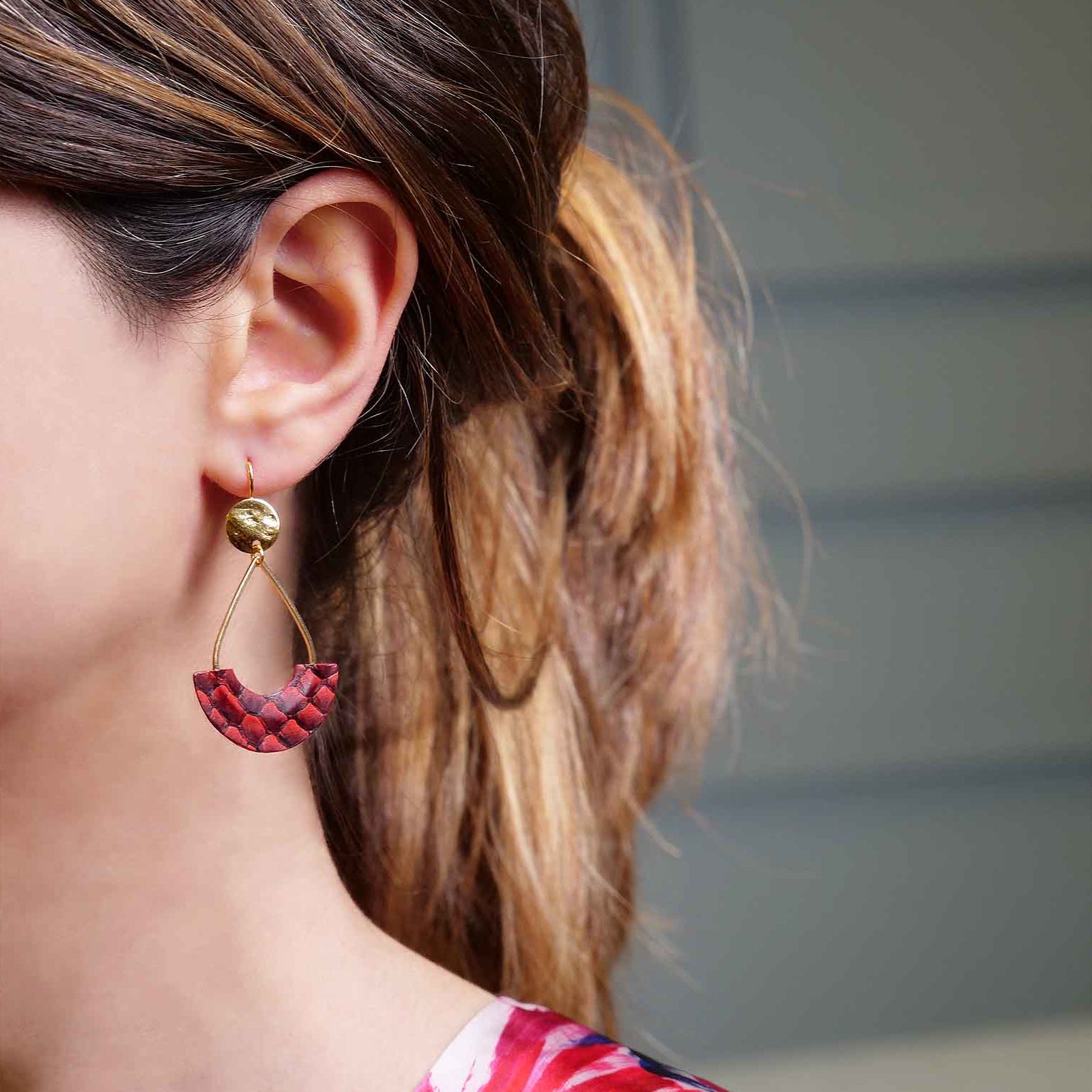 boucles d'oreilles légères dorées l'or fin cuirs marins saumon rouge carmin écaille