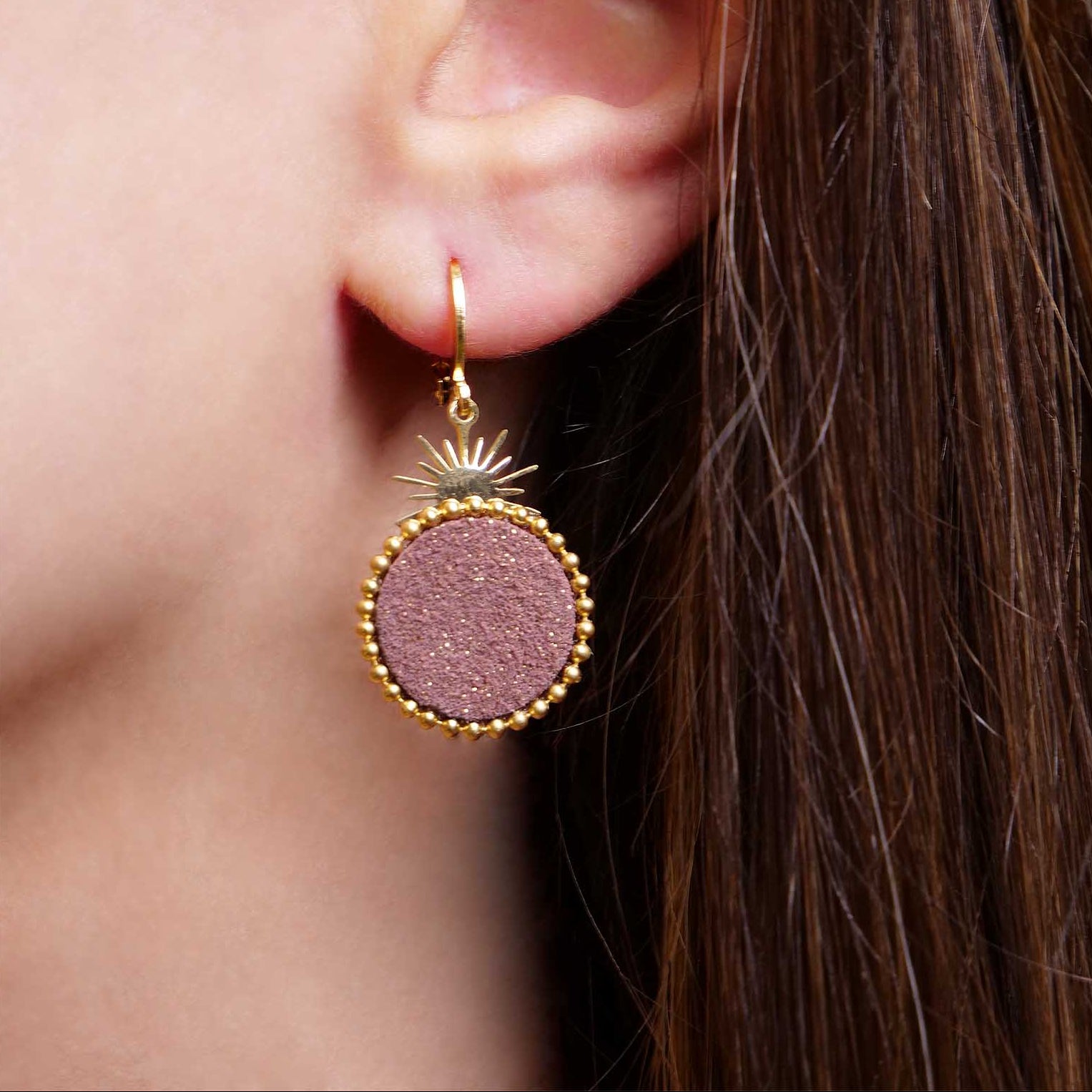 petites boucles d'oreilles soleil cuirs pailletés rose acier doré or fin