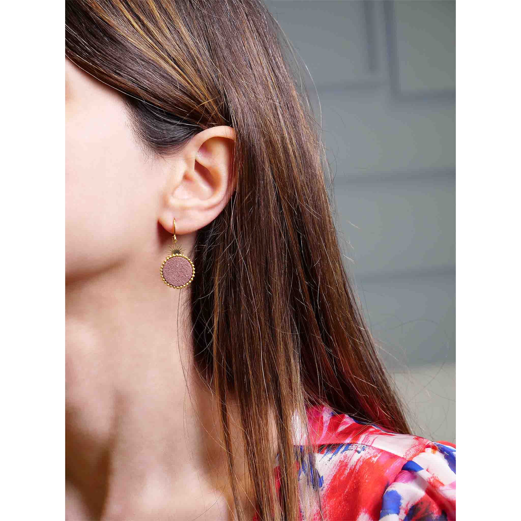petites boucles d'oreilles soleil cuirs pailletés rose acier doré or fin