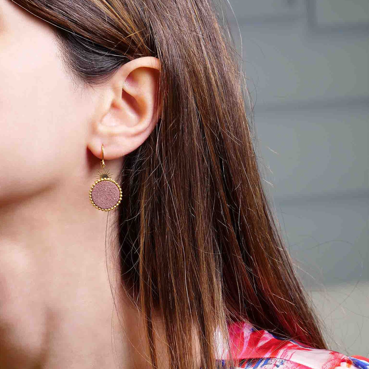 petites boucles d'oreilles soleil cuirs pailletés rose acier doré or fin