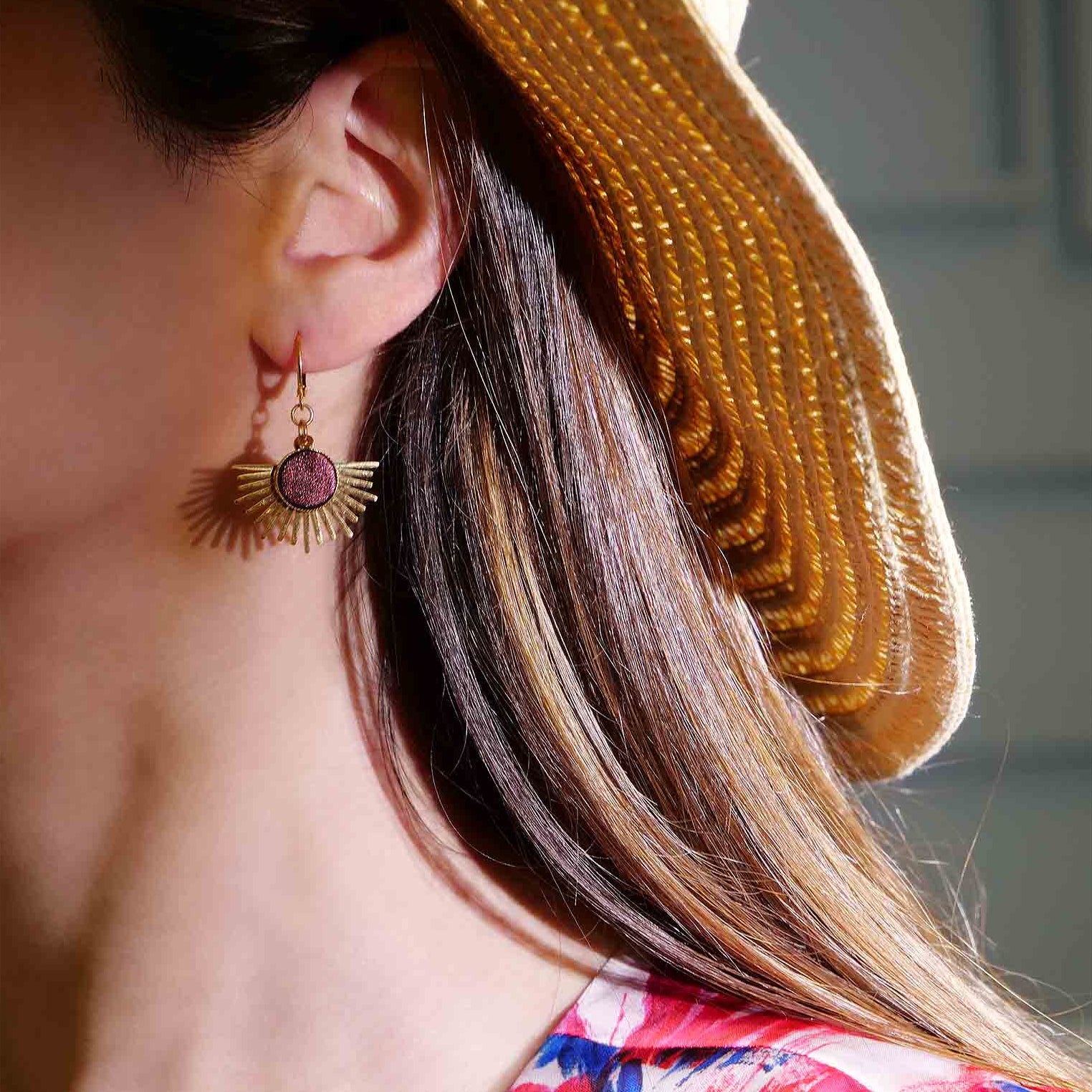 petites boucles d'oreilles colorées dorées cuirs pendentifs soleil