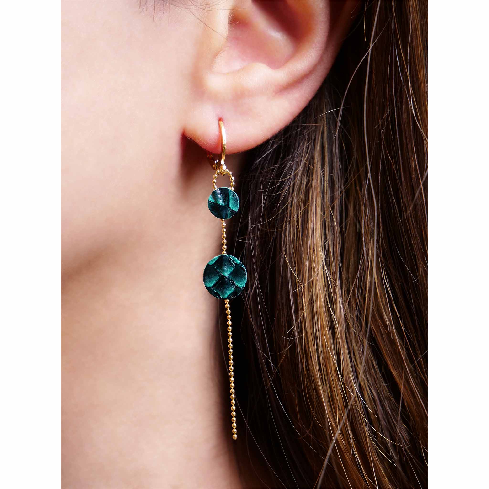 boucles d'oreilles fines dorées l'or fin cuirs marin saumon vert
