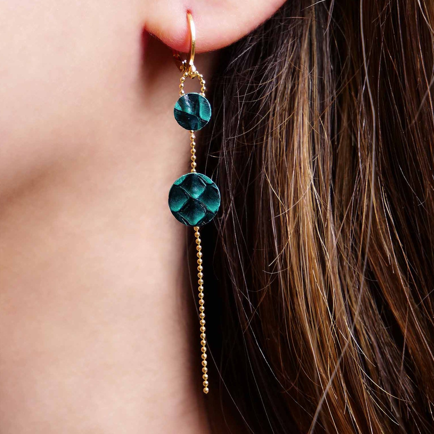 boucles d'oreilles fines dorées l'or fin cuirs marin saumon vert