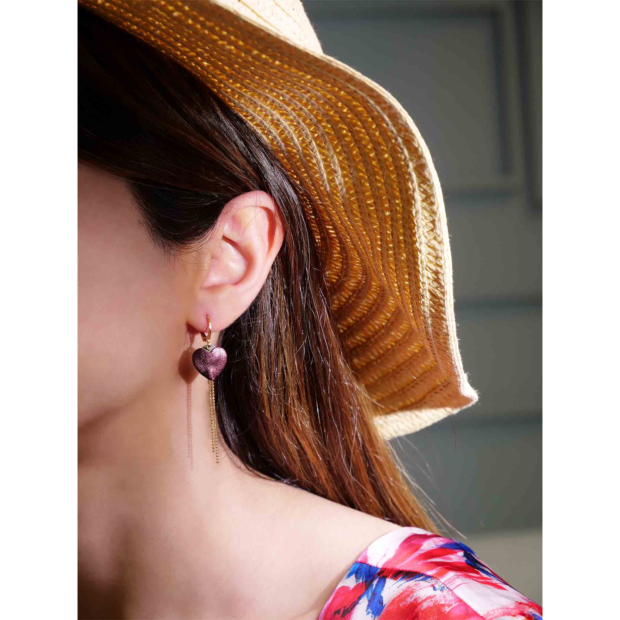 fines boucles d'oreilles dorées cœur cuir grenat métallisé