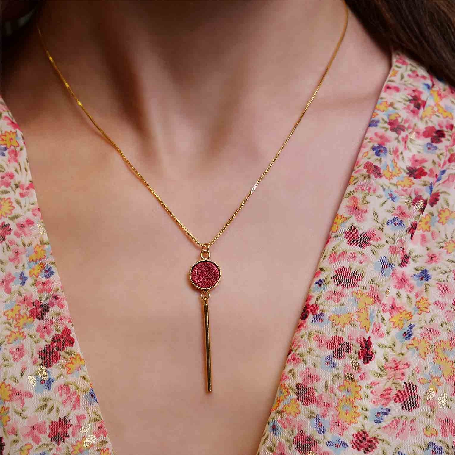 collier fin doré cuir chaîne maille carrée ajustable rubis métallisé