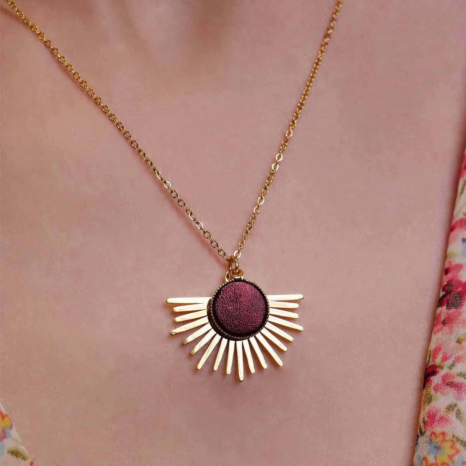 collier pendentif soleil cuir coloré acier doré grenat métallisé