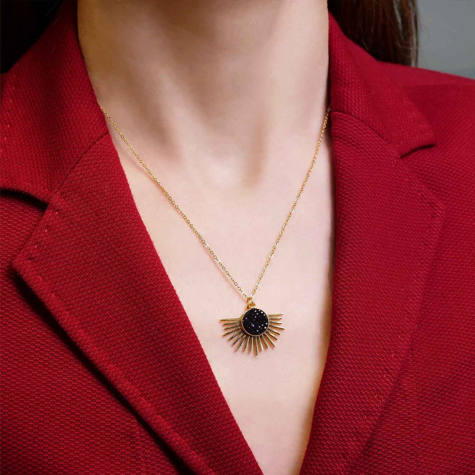 collier pendentif soleil cuir coloré acier doré noir grainé