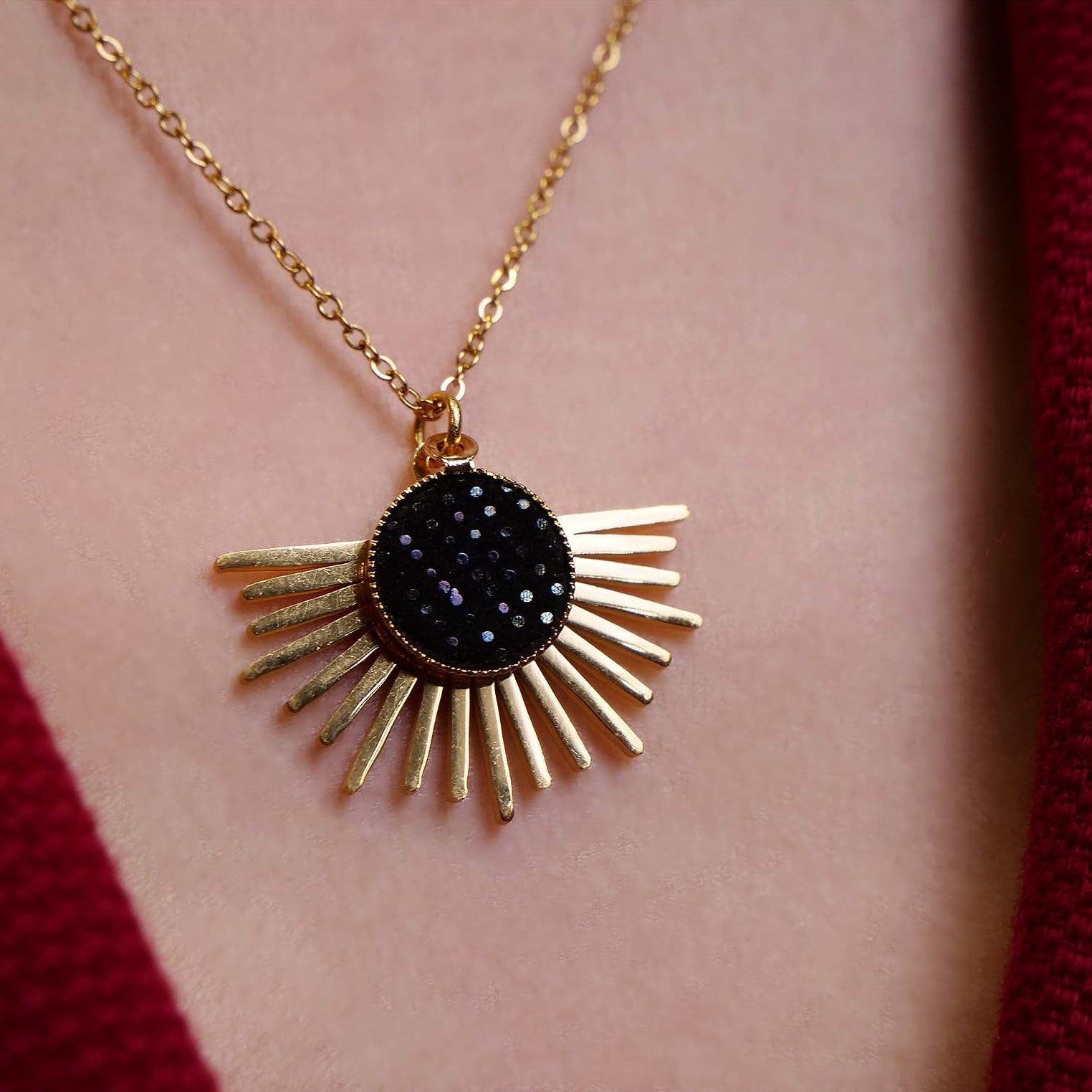 collier pendentif soleil cuir coloré acier doré noir grainé