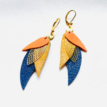Charger l'image dans la galerie, boucles d'oreilles dorées Nune modèle Ara en plumes de cuirs abricot, sable doré et bleu marine grainé sur cuir blanc