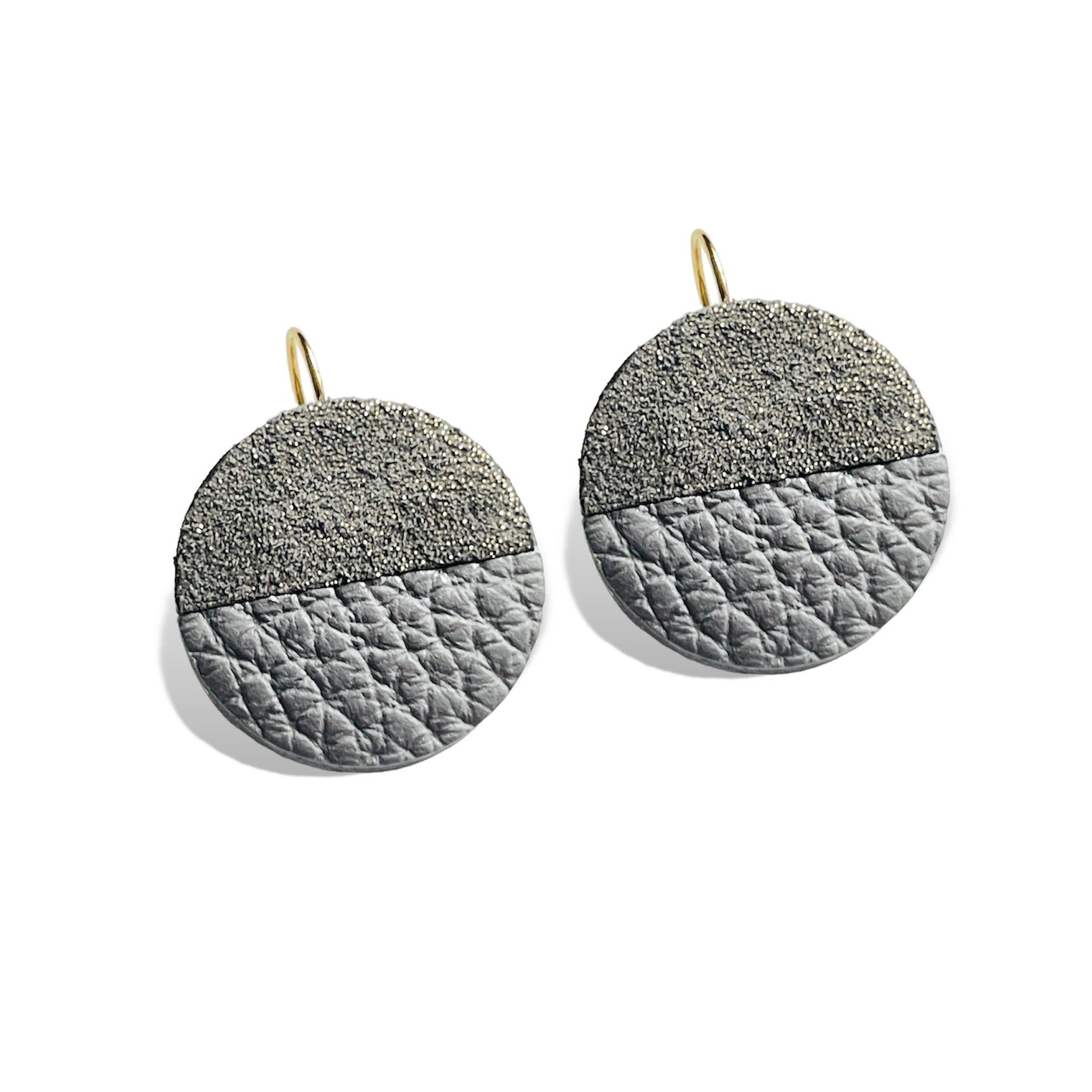 NUNE boucles d'oreilles rondes bicolores en cuir gris pailleté or et gris grainé, sur fond blanc