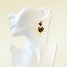 Charger l&#39;image dans la galerie, NUNE Boucle d&#39;oreille dorée Vénus en forme de cœur style ex-voto en cuir façon léopard, portée à l&#39;oreille
