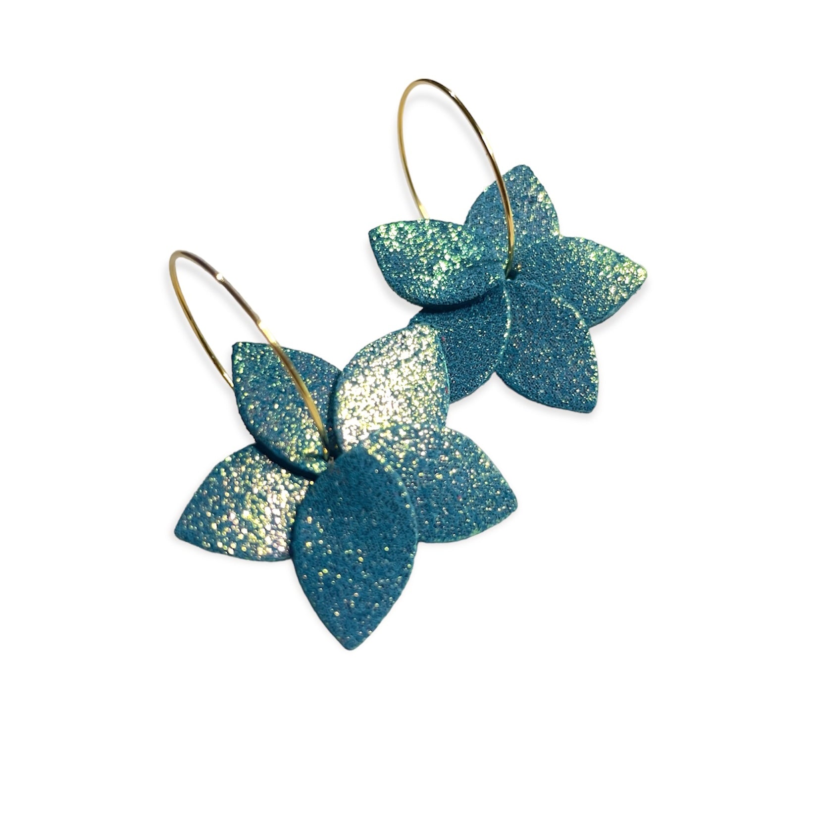 Nune petites boucles d'oreilles créoles Jasmin Pailleté en cuir vert canard pailleté irisé et anneaux dorés, vues de dessus, sur fond blanc