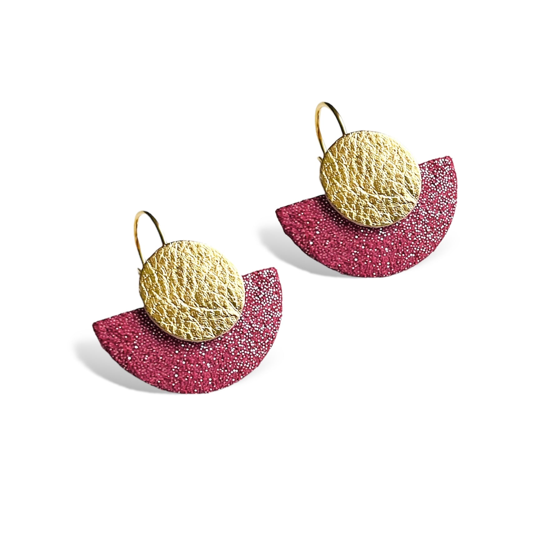 NUNE boucles d'oreilles dorées en forme de demi-lunes en cuir framboise pailleté argent et or recyclé, sur fond blanc. Modèle Téthys