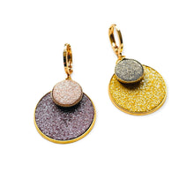 Charger l'image dans la galerie, Petites boucles d'oreilles dorées rondes pailletées Nune modèle Bulles pailletées avec doubles sertis de cuirs pailletés mauve et rose, et safran et gris, sur fond blanc