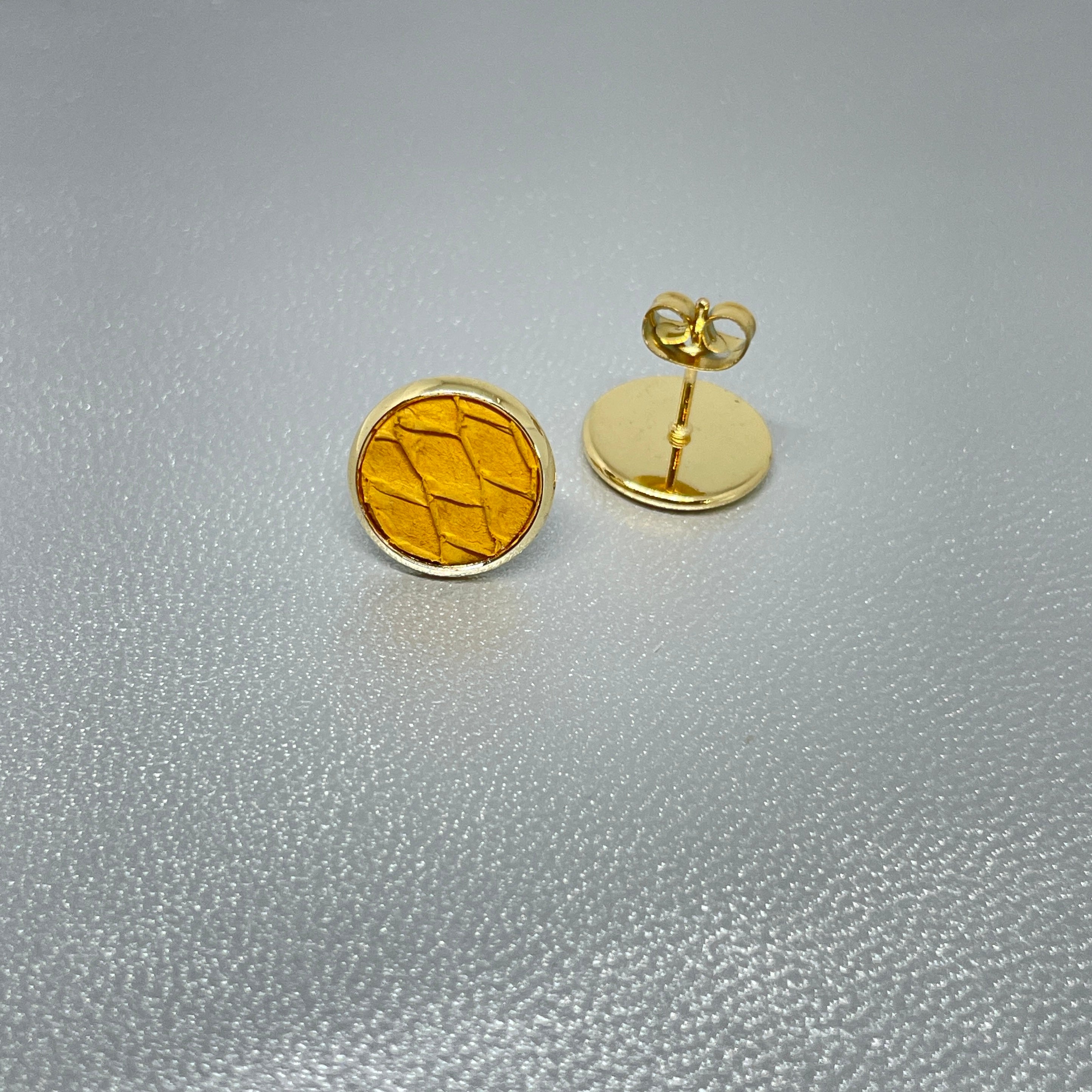 NUNE puces d'oreilles dorées ILIS avec pastille de cuir marin ocre brut