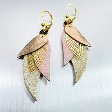 Charger l'image dans la galerie, boucles d'oreilles dorées Nune modèle Ara en plumes de cuirs cannelle dorée satinée, rose poudré irisé et beige pailleté argent