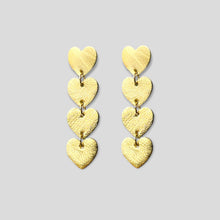 Charger l&#39;image dans la galerie, Puces d&#39;oreilles Tamaya, chapelets de petits cœurs en cuir doré recyclé sur fond gris
