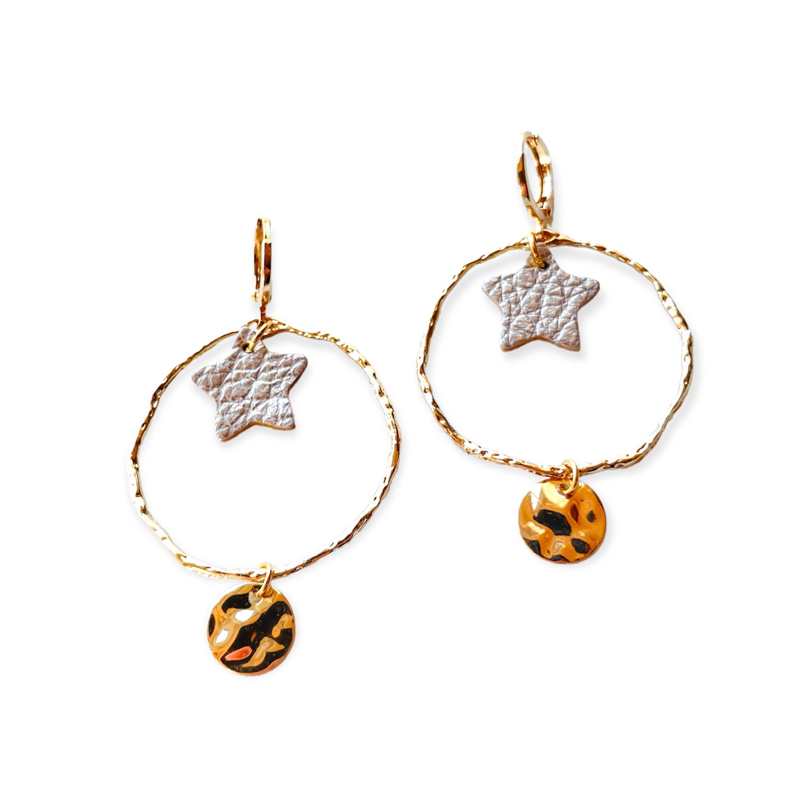 Boucles d'oreilles Nune modèle Naleli dorées à l'or fin de forme créole avec étoile de cuir beige nacré, sur fond cuir blanc