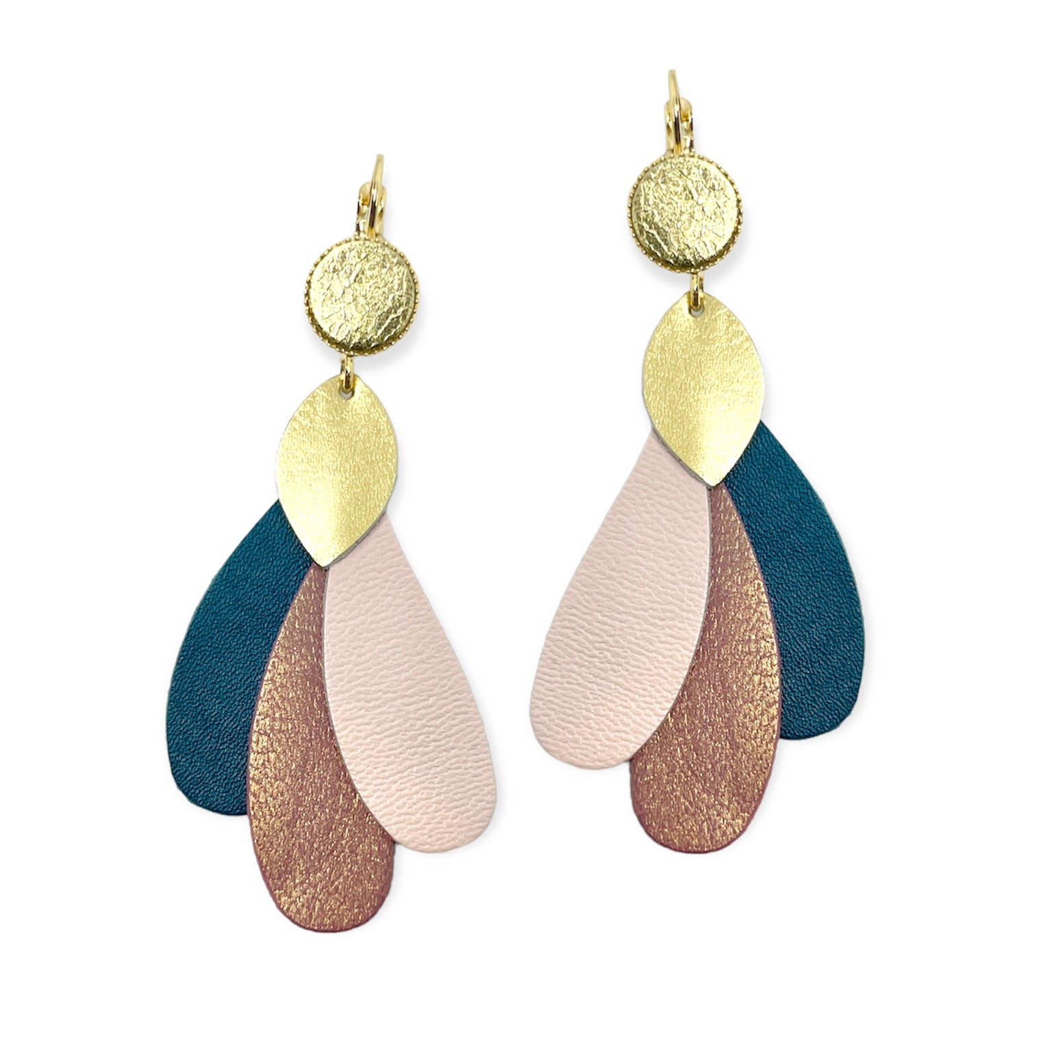 Paire de grandes boucles d'oreilles dorées en forme de plumes de paon, en cuirs recyclés doré clair, rose pâle, vieux rose nacré et vert canard, sur fond blanc. Modèle Paon de Nune.