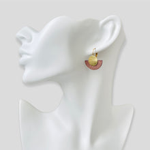 Charger l&#39;image dans la galerie, NUNE boucle d&#39;oreille dorée en forme de demi-lune en cuir vieux rose pailleté or et or recyclé, portée à l&#39;oreille. Modèle Téthys
