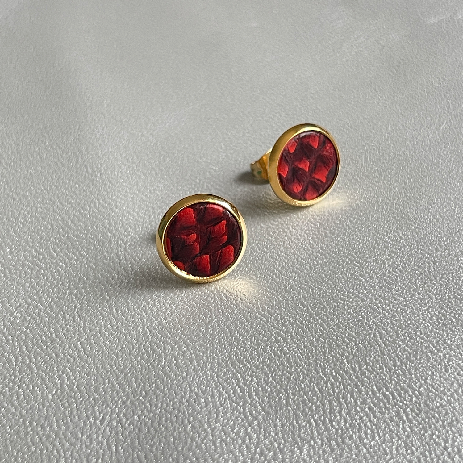 NUNE puces d'oreilles dorées ILIS avec pastille de cuir marin rouge carmin écaille