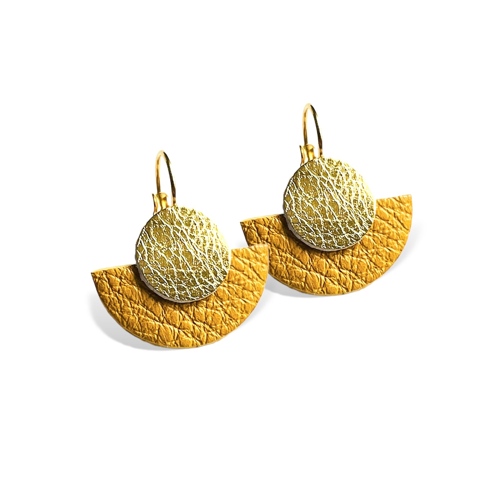 boucles d'oreilles dorées en forme de demi-lunes en cuirs doré et moutarde grainé, sur fond blanc