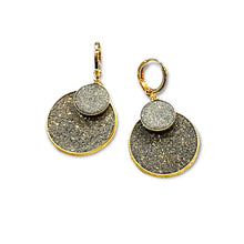 Charger l'image dans la galerie, Petites boucles d'oreilles dorées rondes pailletées Nune modèle Bulles pailletées avec doubles sertis de cuirs gris pailleté or sur fond blanc