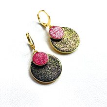 Charger l'image dans la galerie, Petites boucles d'oreilles dorées rondes pailletées Nune modèle Bulles pailletées avec doubles sertis de cuirs noir pailleté irisé et framboise pailletée, sur fond blanc