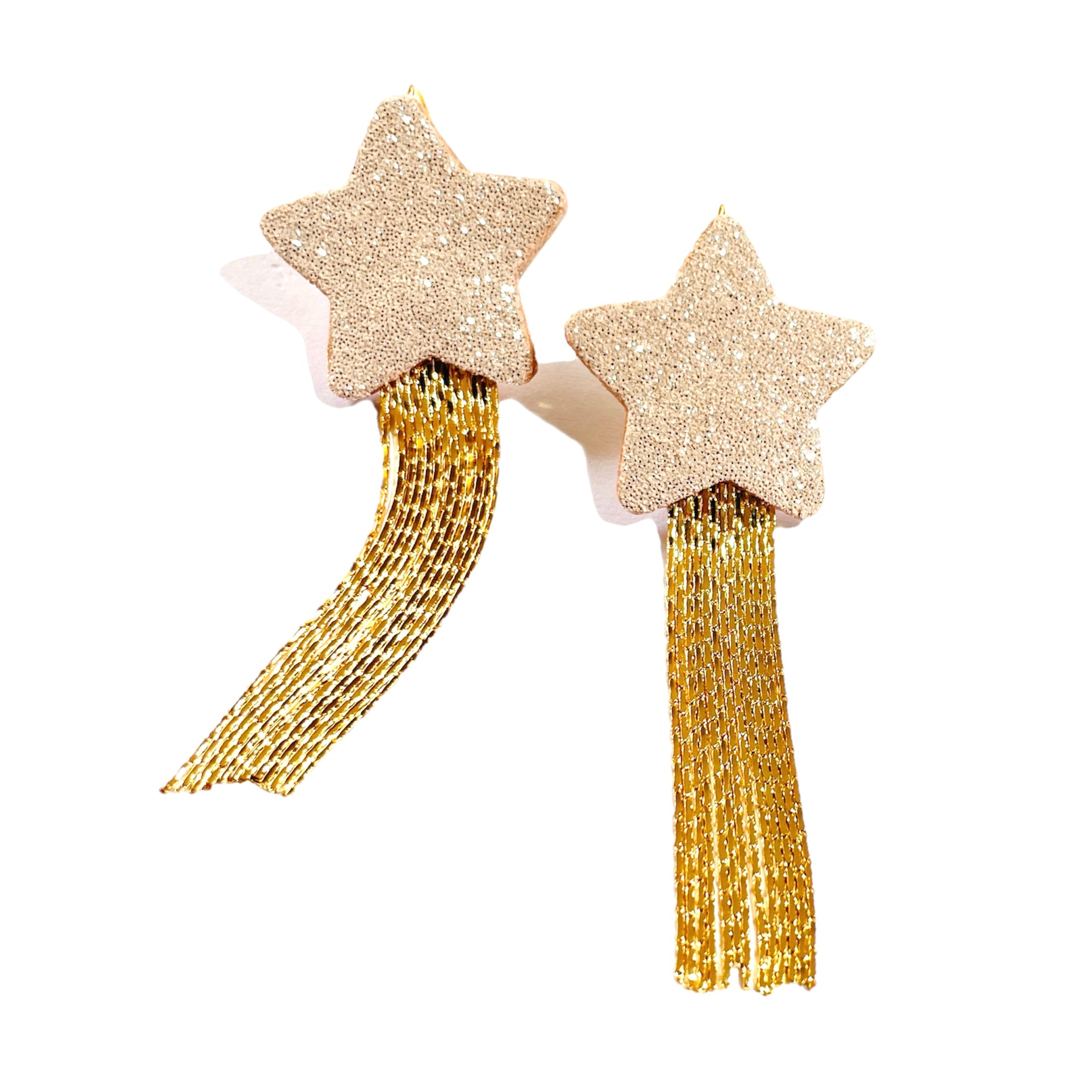 Nune Boucles d'oreilles légères SuperStella cuir pailleté, grandes étoiles en cuir rose pailleté argent recyclé et leurs longues et fines chaînettes dorées, sur fond blanc