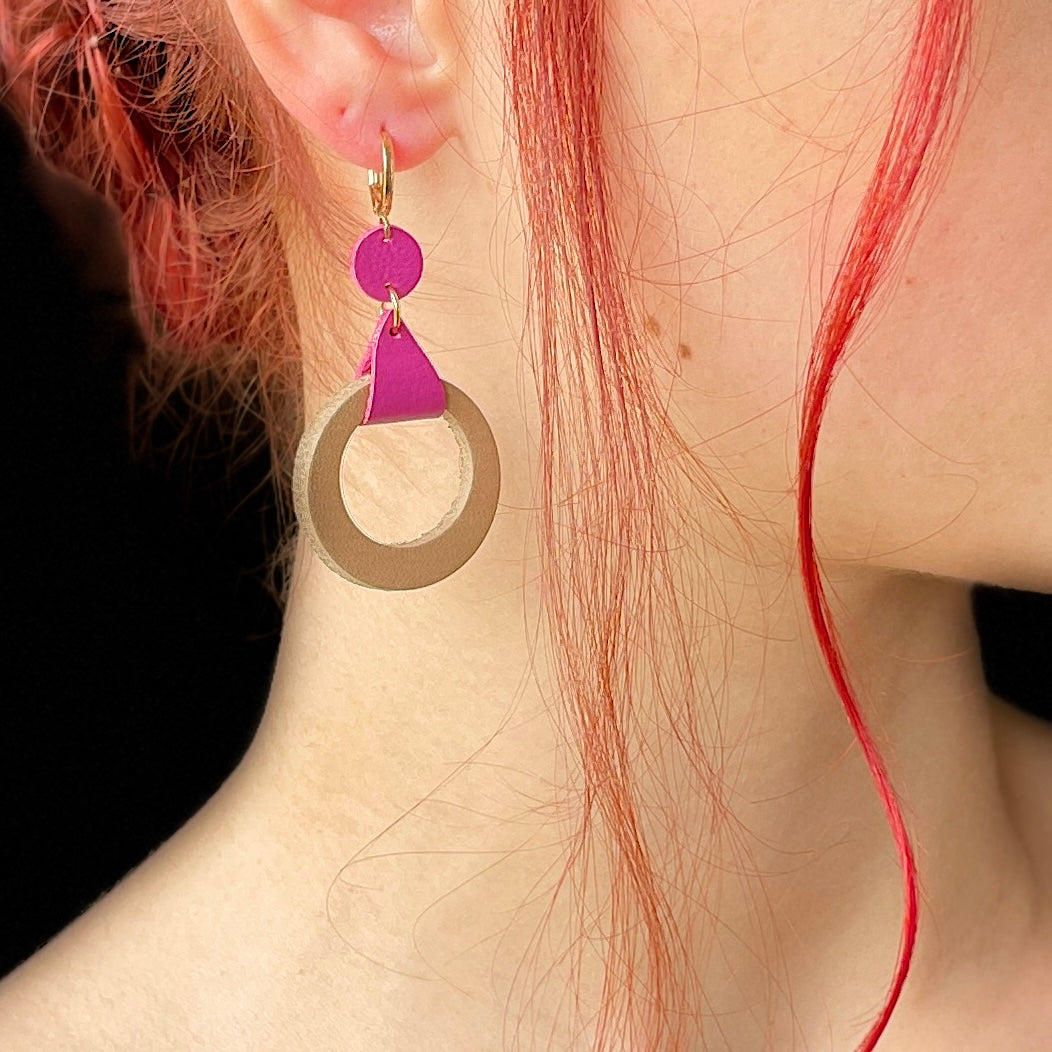 boucle d'oreille dorée Nune modèle Cyllène en cuirs beige amande et mauve mat portée par un modèle aux cheveux rouges et au teint pâle