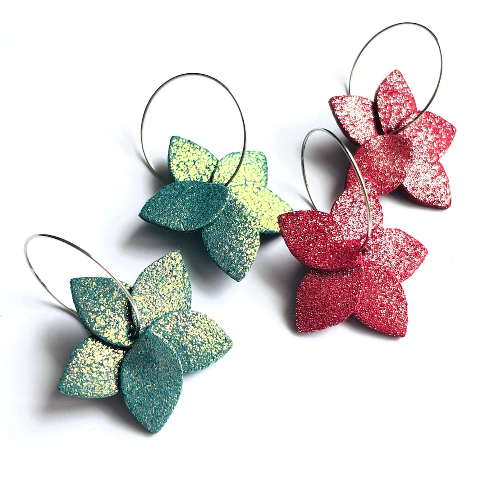 Nune 2 paires de petites boucles d'oreilles créoles Jasmin argenté Pailleté en cuirs vert canard pailleté irisé et framboise pailletée argent, vues de dessus, sur fond blanc