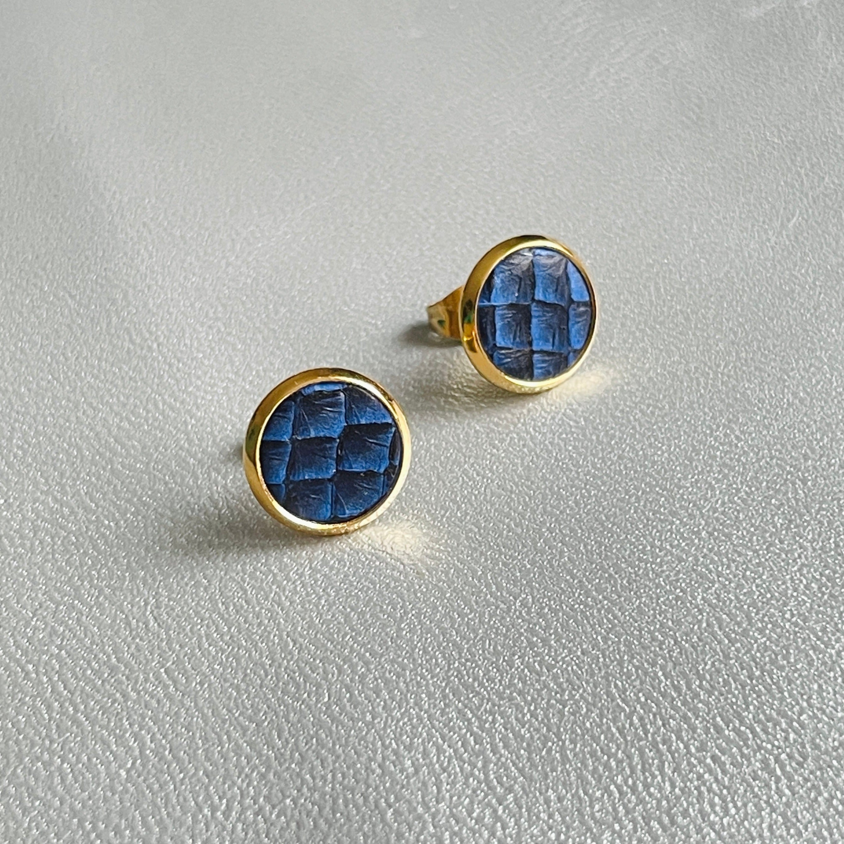 NUNE puces d'oreilles dorées ILIS avec pastille de cuir marin bleu saphir écaille