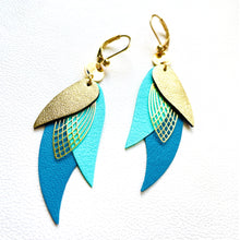 Charger l'image dans la galerie, boucles d'oreilles dorées Nune modèle Ara en plumes de cuirs doré satiné, vert menthe satiné et bleu canard satiné sur fond blanc