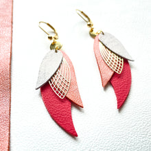 Charger l'image dans la galerie, boucles d'oreilles dorées Nune modèle Ara en plumes de cuir gris pailleté, corail nacré et rouge foncé mat sur fond blanc