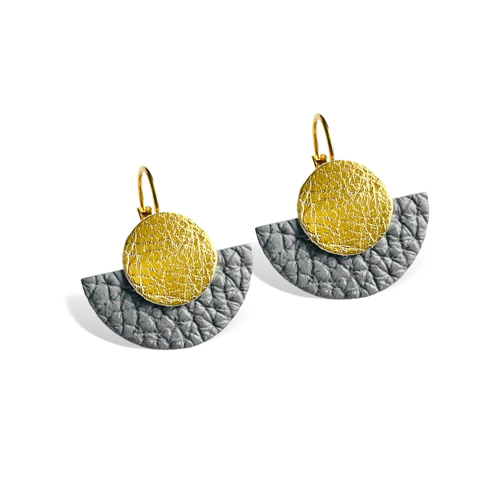 boucles d'oreilles dorées en forme de demi-lunes en cuirs doré et gris grainé, sur fond blanc