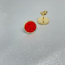 Charger l&#39;image dans la galerie, NUNE puces d&#39;oreilles dorées ILIS avec pastille de cuir marin rouge cardinal
