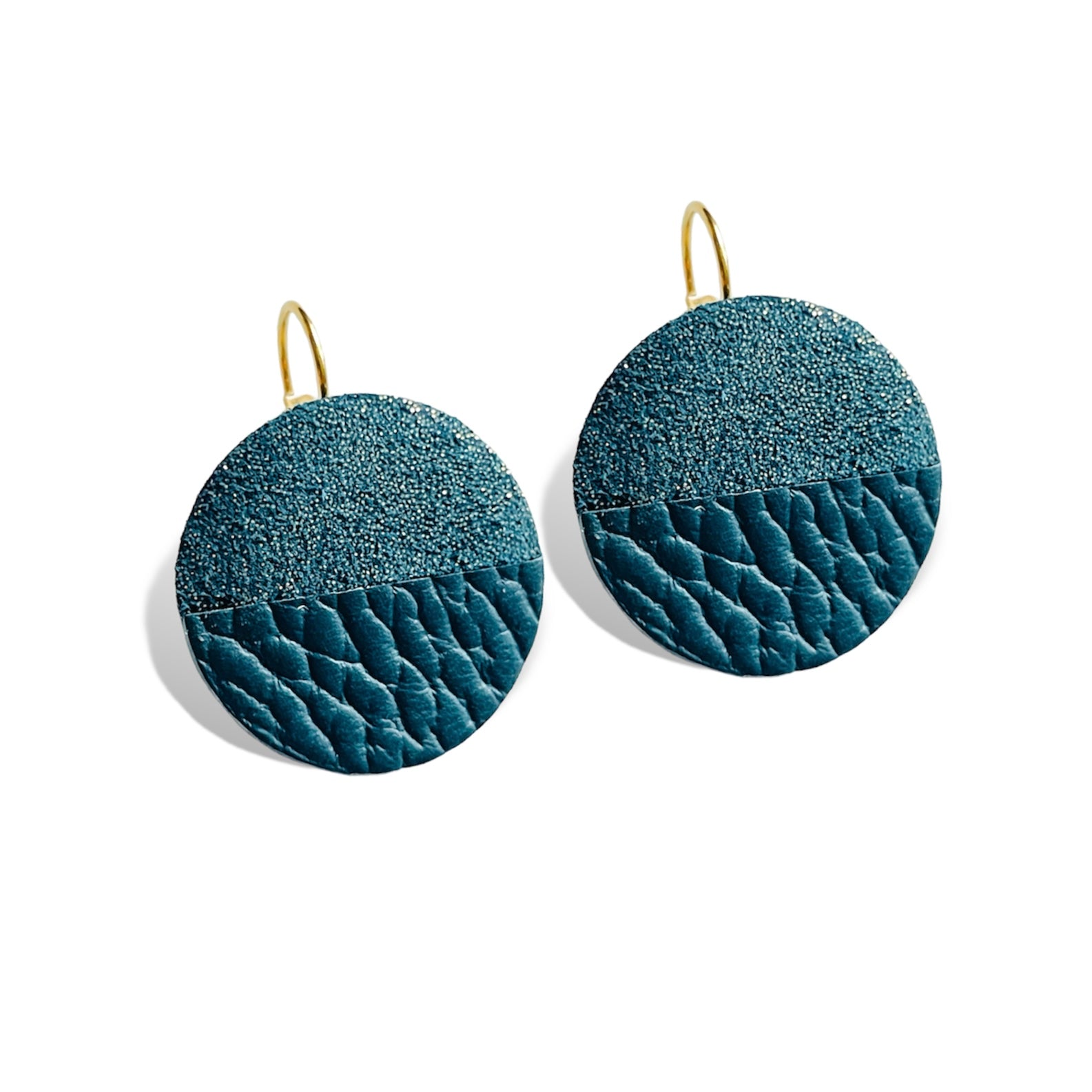 NUNE boucles d'oreilles rondes bicolores en cuir vert canard pailleté or et vert canard grainé, sur fond blanc