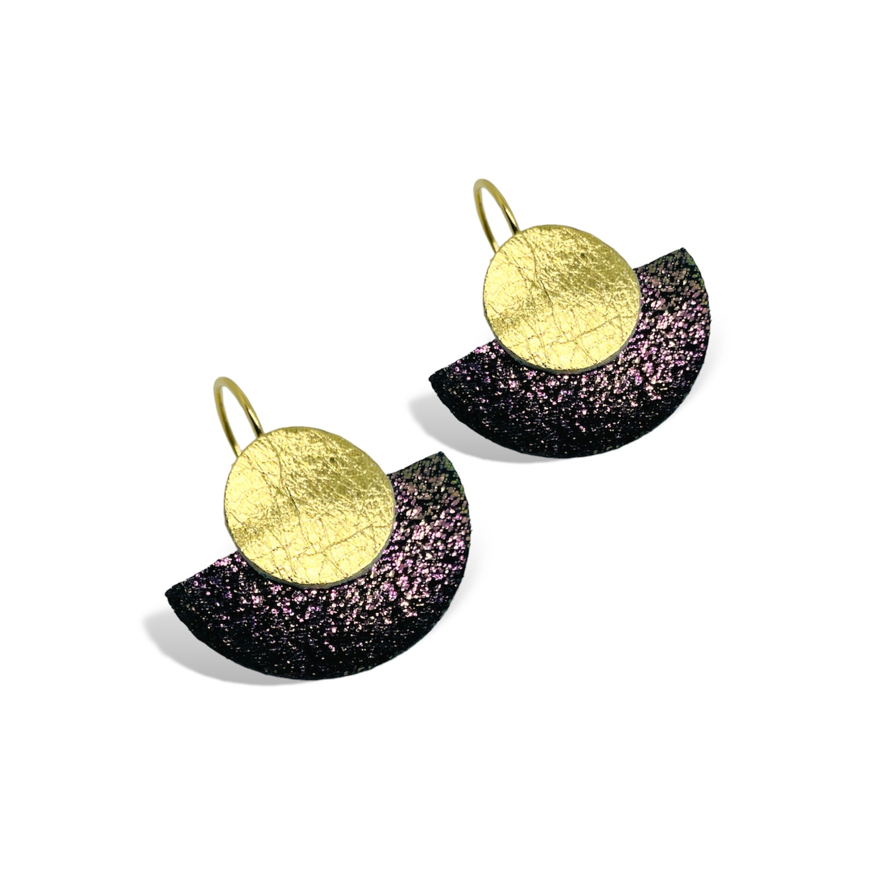 NUNE boucles d'oreilles dorées en forme de demi-lunes en cuir noir pailleté irisé et or recyclé, sur fond blanc. Modèle Téthys