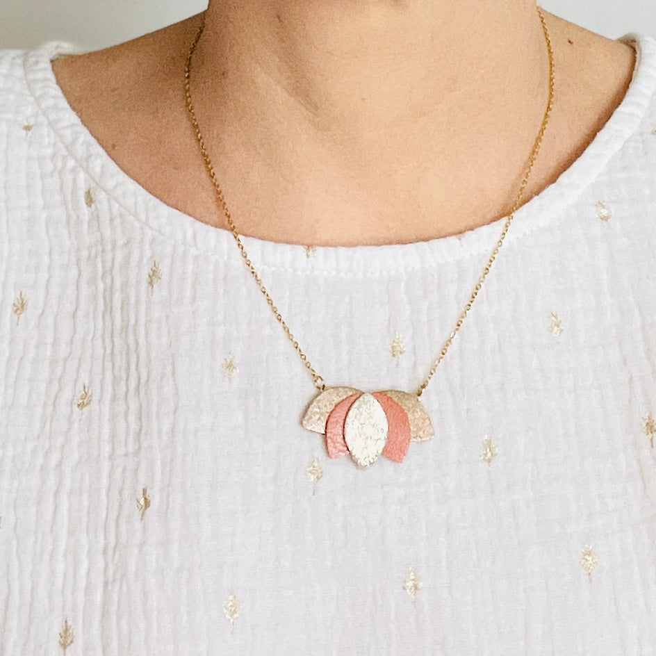 Collier Nune modèle Lotus en acier inoxydable doré et cuirs cannelle dorée satinée, corail nacré et beige pailleté intense porté