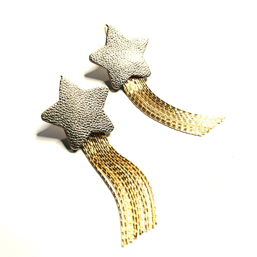 Nune Boucles d'oreilles légères SuperStella, grandes étoiles en cuir argenté recyclé et leurs longues et fines chaînettes dorées, sur fond blanc
