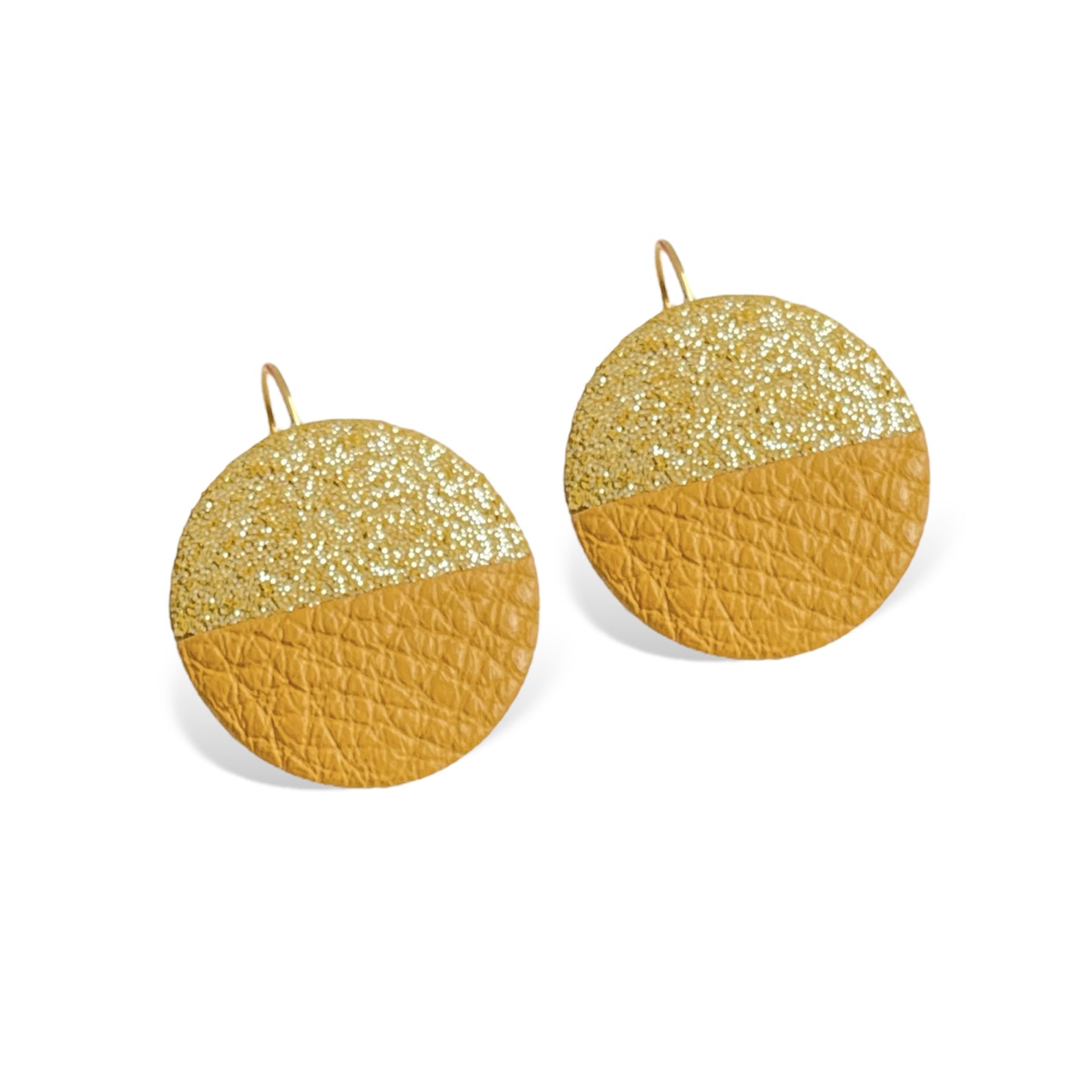 NUNE boucles d'oreilles rondes bicolores en cuir safran pailleté argent et safran grainé, sur fond blanc