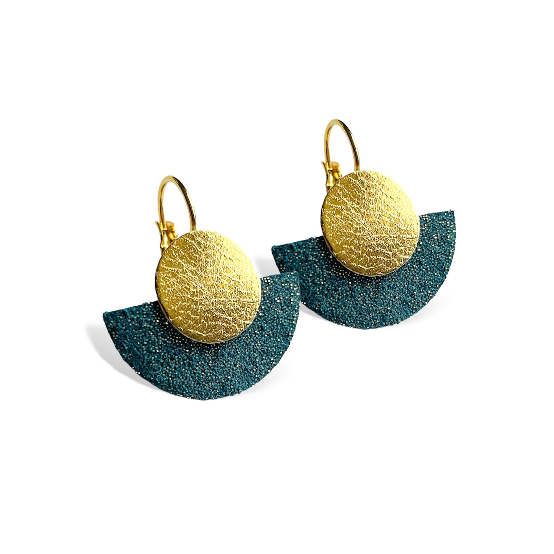 NUNE boucles d'oreilles dorées en forme de demi-lunes en cuirs vert canard pailleté or et or recyclé, sur fond blanc. Modèle Téthys
