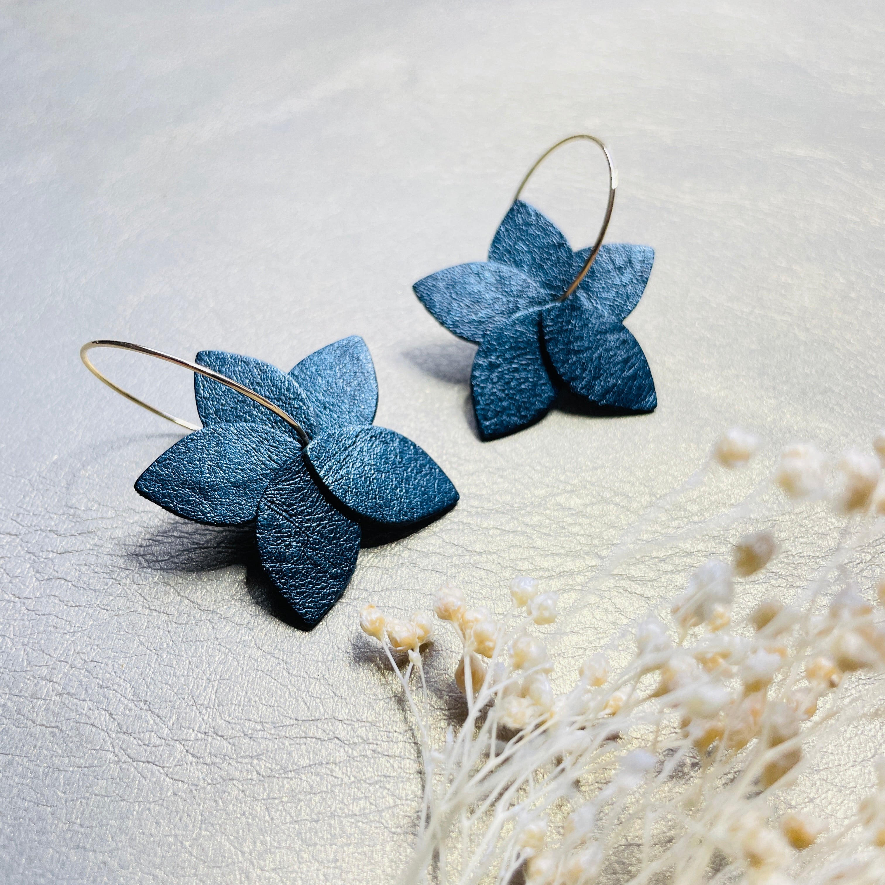 Nune petites créoles Jasmin en cuir bleu nuit métallisé et anneaux dorés