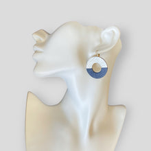 Charger l&#39;image dans la galerie, boucles d&#39;oreilles, rondes en forme d&#39;anneaux bicolores  en cuirs argent et bleu marine grainé portées à l&#39;oreille
