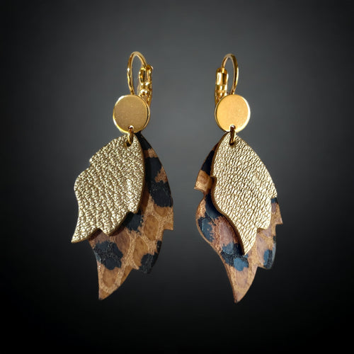 paire de Boucles d'oreilles style bohème-chic, dorées à l'or fin, en forme de flammes en cuirs recyclés doré antique mat et façon léopard, sur fond noir