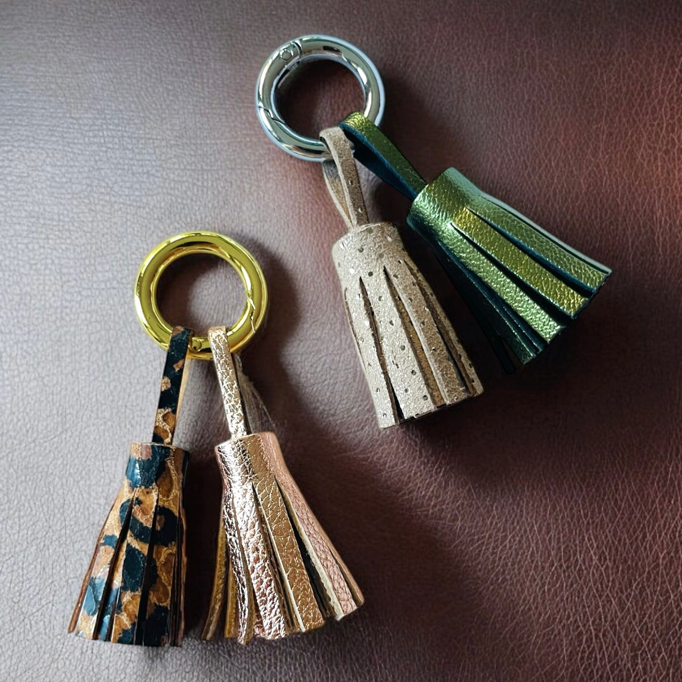 Bijoux de sac et porte-clés à pompons en cuir