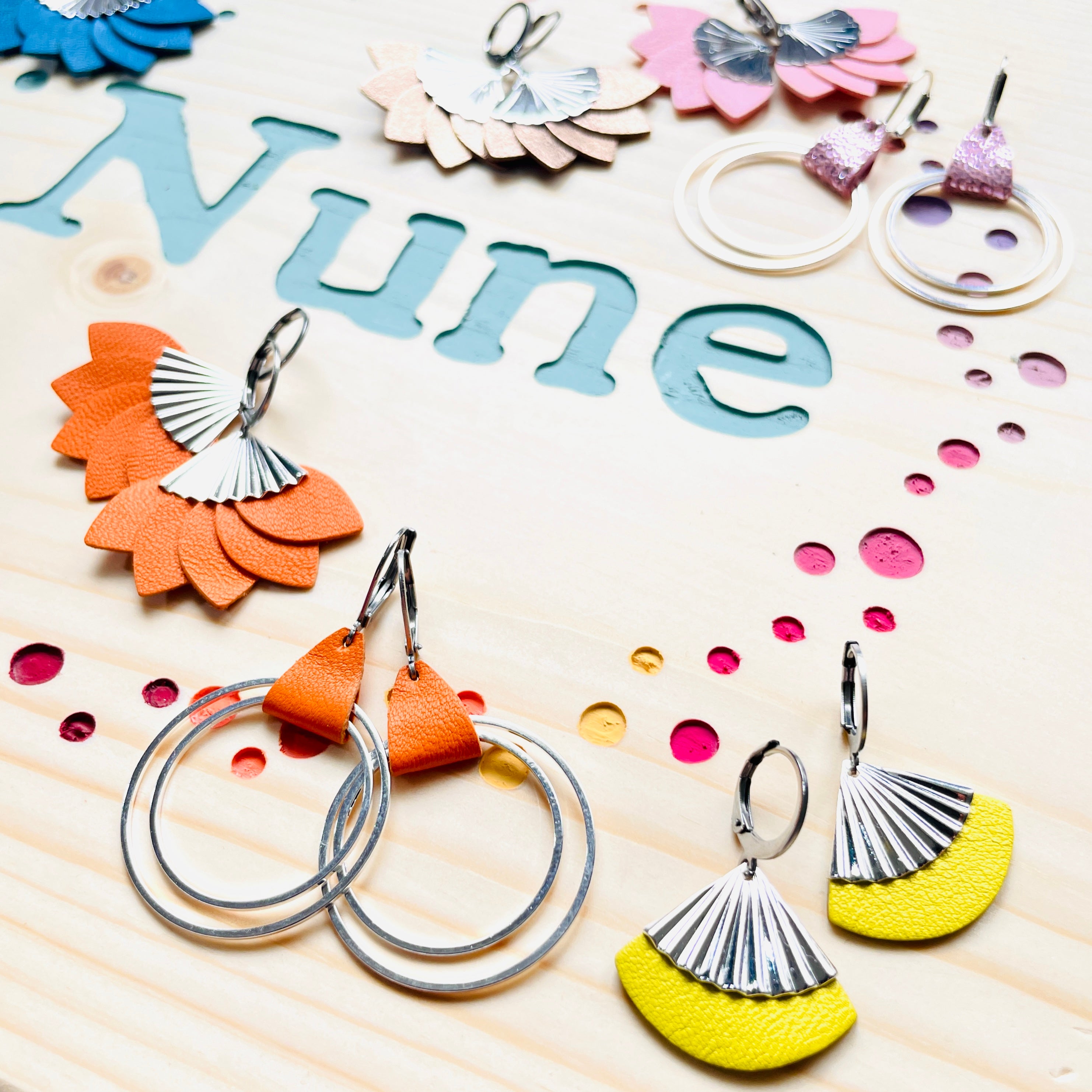 Créations argentées Nune, une sélection de boucles d'oreilles en cuirs colorés tout en fraîcheur